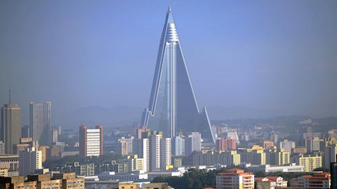 Bí ẩn khách sạn chưa từng đón khách ở Triều Tiên Khách sạn Ryugyong cao 105 tầng với 3.000 phòng. Ảnh: Daily Beast.