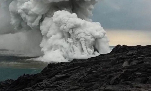 Tảng núi đá 10 hecta đổ sập xuống biển Hawaii Khói bốc lên từ vách núi đá nứt vỡ ở Hawaii. Ảnh: YouTube.