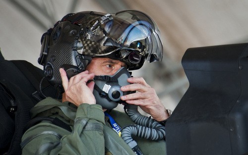 Mũ bảo hiểm được ví như 'thiên nhãn' của phi công F-35 Phi công F-35 đội mũ bảo hiểm. Ảnh: Business Insider.