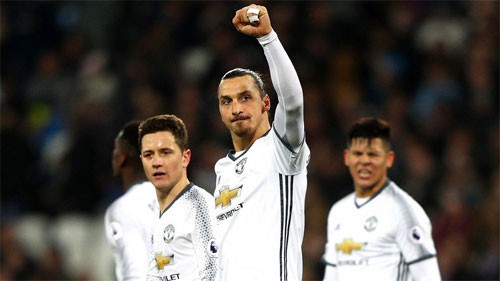 Ibrahimovic: 'Tôi chỉ cần ba tháng để chinh phục nước Anh' Ibra (giữa) hòa nhập rất nhanh với bóng đá Anh. Ảnh: Reuters