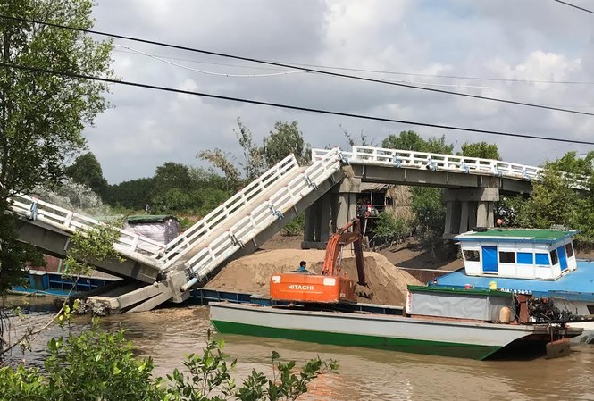 Sà lan tông sập cầu ở Cà Mau, 4 người bị thương nặng Cầu bị sà lan tông sập.