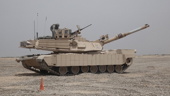 Mỹ phát triển xe tăng mang vũ khí laser Một xe tăng M1A2 của quân đội Mỹ tại Iraq. Ảnh: Dmitry Shulgin.