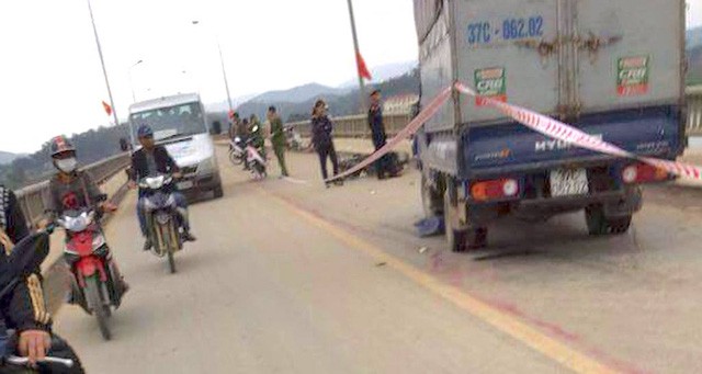 Vụ 3 người rơi khỏi cầu cao 15m: Thêm cháu bé 3 tuổi tử vong Chiếc xe tải gây tai nạn nghiêm trọng trên cầu Rộ.