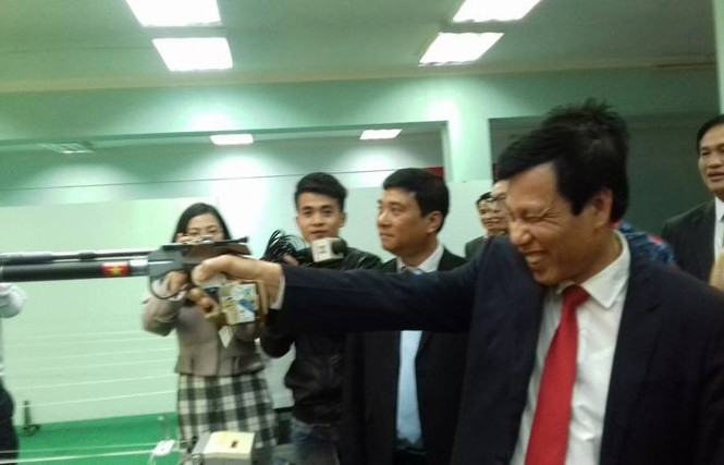 Bộ trưởng thử tài bắn súng, Hoàng Xuân Vinh tròn mắt Bộ trưởng thử tài bắn súng, Hoàng Xuân Vinh tròn mắt