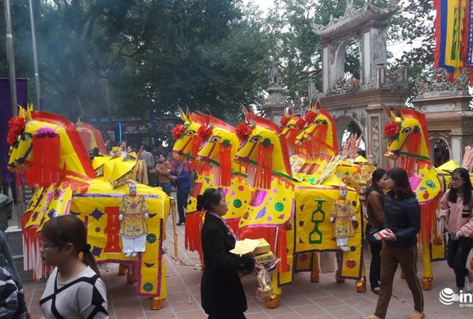 Hà Tĩnh: Đốt hàng trăm “con ngựa” mỗi ngày tại đền Củi Sáng sớm ngày 05 âm lịch, tại sân đền đã có 20 ông ngựa “khủng” và 05 thuyền rồng được người dân tiến cúng, đặt giữa sân tiền sảnh, làm cho việc vào dâng hương, lễ đền gặp nhiều khó khăn.