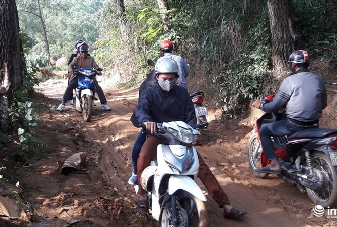 Nghề ‘bán xe ăn dần” dưới chân núi Chùa Hương Tích Đoạn đầu, đường sá tương đối bằng phẳng, dễ chạy, nhưng càng vào sâu thì càng khó đi, bởi nhiều đoạn đường hẹp, sình lầy, nhão nhoẹt, bánh xe trơn trượt.