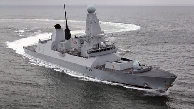 Tàu chiến tỷ đô của Anh dễ bị phát hiện vì quá ồn Tàu HMS Diamond lớp Type-45 tập cơ động trên biển. Ảnh: Wikipedia.