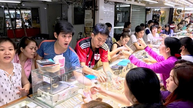 Người dân TPHCM đổ xô mua vàng vào... buổi trưa Người dân đổ xô đi mua vàng trong ngày Thần tài.