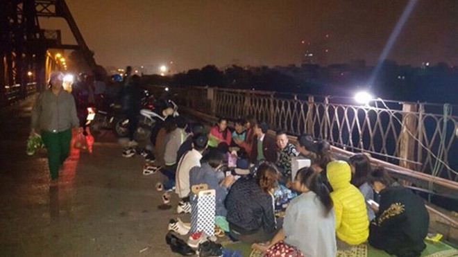 Trào lưu 'phượt' đêm của giới trẻ Giới trẻ tụ tập đông vào những ngày lễ, Tết.