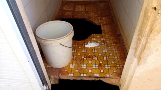 Sụp bồn cầu trong trường, bé trai lọt xuống hố sâu 5m Bồn cầu trong trường mầm non bị sụp xuống hố rộng. Ảnh: Kh.Uyên