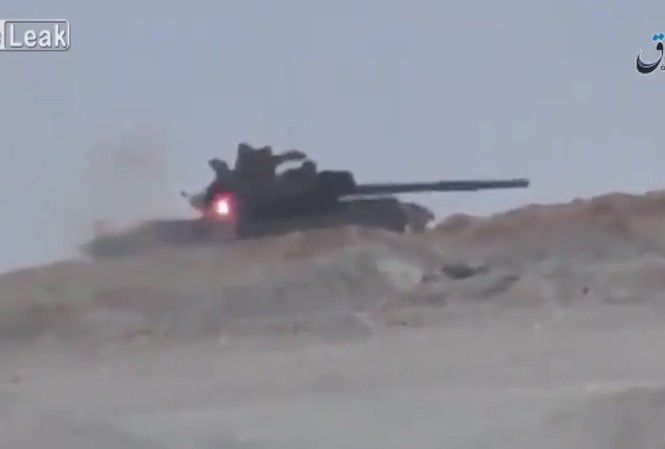 Kíp lái xe tăng Syria thoát chết khi trúng tên lửa TOW Kíp lái xe tăng Syria thoát chết khi trúng tên lửa TOW
