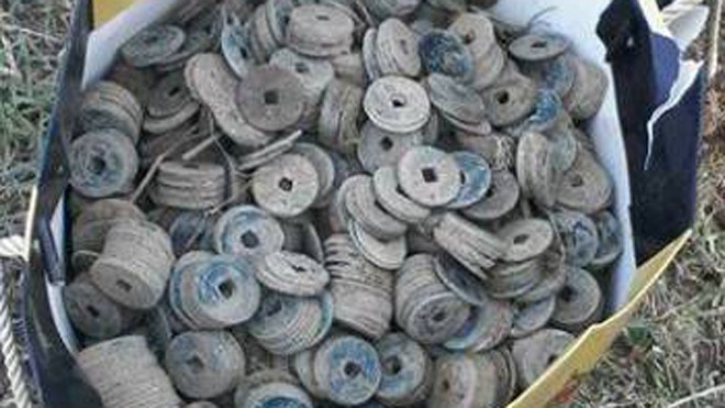 Cày ruộng phát hiện 28 kg tiền xu cổ ở Quảng Ninh 28 kg tiền xu cổ được đựng trong hũ sành nằm sâu dưới ruộng lúa khoảng 25 cm. Ảnh: V.T