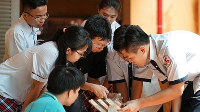 Thầy trò làm phim, chế tạo đèn cho dân dùng Thầy trò làm phim, chế tạo đèn cho dân dùng