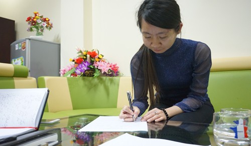 Thanh Hóa: Sa thải cô giáo đánh tím đùi bé gái 2 tuổi Cô giáo Thuỳ Linh bị sa thải sau hơn 2 tháng thử việc tại trường Thanh Xuân Nam. Ảnh: Lê Hoàng.
