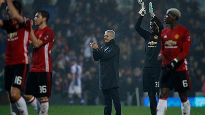 HLV Mourinho mỉa mai Man City Mourinho thường dùng đội hình mạnh cho các trận Cup FA mùa này, bất chấp lịch đấu dày đặc của Man Utd. Ảnh: Reuters.
