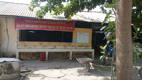Long An: Thanh niên treo cổ trong nhà xe trường học Phía ngoài hiện trường vụ treo cổ