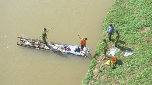 Nam sinh chuyên toán nhảy sông Kỳ Cùng tự vẫn Gần 2 năm đã có 2 nam sinh trường chuyên (Lạng Sơn) nhảy sông tự tử Ảnh: Duy Chiến