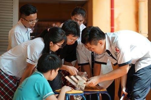 Sợ quyền uy hiệu trưởng, giáo viên không dám phản biện Thầy và trò Trường Ernst Thalmann (quận 1, TP HCM) sáng chế đèn chiếu sáng cho dân nghèo Ảnh: ĐẶNG TRINH