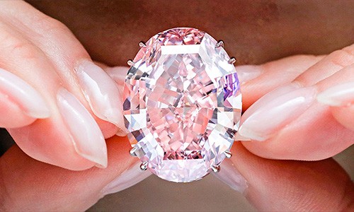 Viên kim cương đắt nhất lịch sử đã có chủ Pink Star được bán với mức giá hơn 71,1 triệu USD. Ảnh: CNN