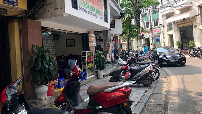Hà Nội sau một tháng dọn dẹp vỉa hè Phố Mã Mây cảnh buôn bán đã khác trước, các cửa hàng ăn uống đã thu dọn vào bên trong