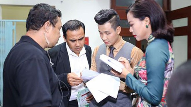 MC Quyền Linh xin lỗi Nguyên Khang, Hồng Ánh MC Quyền Linh và Nguyên Khang, Hồng Ánh thảo luận về kịch bản chương trình Cánh Diều Vàng 2017.