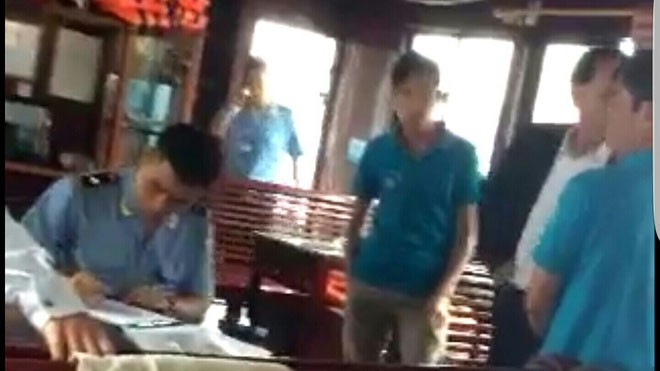 22 du khách bị “giam lỏng” giữa vịnh Hạ Long: Cách hành xử khó hiểu của BQL Lực lượng chức năng của BQL vịnh Hạ Long “giam lỏng” du khách chỉ vì thiếu 1 vé phát sinh.