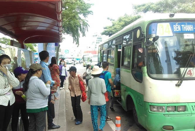 Di dời trạm xe buýt lớn nhất Sài Gòn: Nhiều hành khách lúng túng Ghi nhận tại tạm xe buýt mới, có khá đông lực lượng hỗ trợ, hướng dẫn hành khách như lực lượng đoàn thanh niên, nhân viên xe buýt, tài xế xe ôm,…