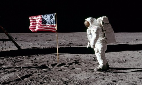 Số phận của những lá cờ Mỹ cắm trên Mặt Trăng Phi hành gia Buzz Aldrin đứng bên cạnh một lá cờ trên Mặt Trăng. Ảnh: NASA.