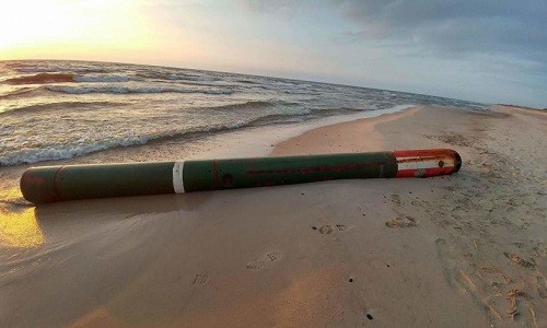 Ngư lôi Nga xuất hiện trên bờ biển quốc gia thành viên NATO Quả ngư lôi dài 4 m do Nga sản xuất nằm trên bờ biển Litva. Ảnh: Defence-blog.