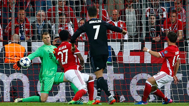 Benzema: 'Real lẽ ra thắng đậm hơn nếu không vì Neuer' Neuer có ít nhất ba pha cứu thua xuất thần, giúp Bayern không bị Real đào sâu cách biệt tỷ số trong trận tứ kết lượt đi tại Munich. Ảnh: Reuters.