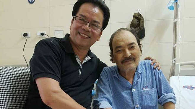 'Cậu Trời' của 'Đêm hội Long Trì' đối mặt ung thư phổi Nghệ sĩ Hoàng Thắng gắng gượng tươi cười khi chụp hình với diễn viên Trần Nhượng
