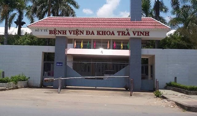 Lái ôtô vào bệnh viện và chết cháy ngay trước khoa cấp cứu Bệnh viện Đa khoa Trà Vinh, nơi xảy ra vụ việc. Ảnh Đức Thành.