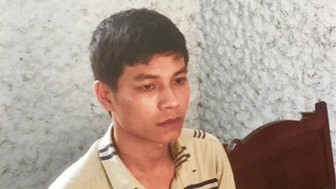 Đi ô tô tới đòi bảo kê, phang gãy chân đối thủ Đối tượng đòi bảo kê Cao Viết Trọng tại cơ quan điều tra - Ảnh: Công an Hà Tĩnh