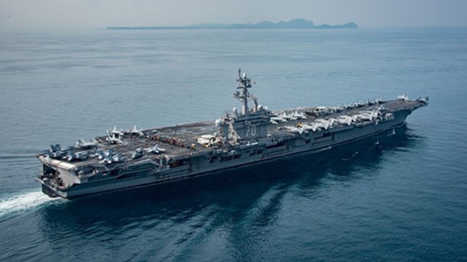 Sự thật về hành trình áp sát Triều Tiên của cụm tàu sân bay Mỹ Tàu sân bay USS Carl Vinson di chuyển qua Indonesia hôm 15/4. Ảnh: US Navy