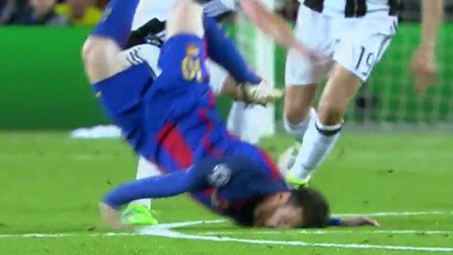 Messi ngã dập mặt trong ngày Barca rời Champions League Messi bị ngã dập mặt xuống sân khá nguy hiểm
