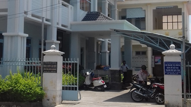 Nhân viên phòng đăng ký đất rút súng dọa bắn dân tại trụ sở Trụ sở nơi xảy ra vụ hành hung người