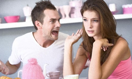Lấy người đàn ông gia trưởng thì sẽ thế nào? Nếu bạn vô tình phạm vào “nguyên tắc” của anh ấy hoặc nhất quyết tranh cãi với anh ấy thì anh ấy rất dễ thay đổi thái độ, ngay lập tức cáu kỉnh với bạn luôn. (Ảnh minh họa)