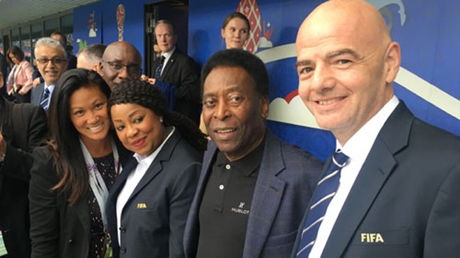 Người phụ nữ Việt Nam làm quản lý cho Pele Từ trái qua phải: Theresa Tran, Tổng thư ký FIFA Fatma Samoura, Pele, Chủ tịch FIFA Gianni Infantino trong trận khai mạc Confederations Cup 2017. Ảnh: NVCC.
