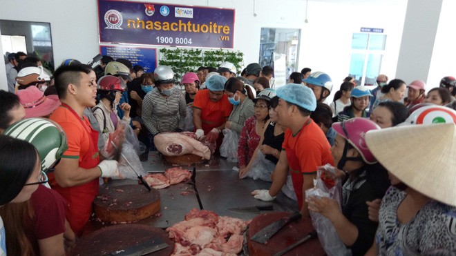 Người dân chen chân 'giải cứu' thịt heo ở Cần Thơ Đông nghẹt người tham gia mua thịt heo.