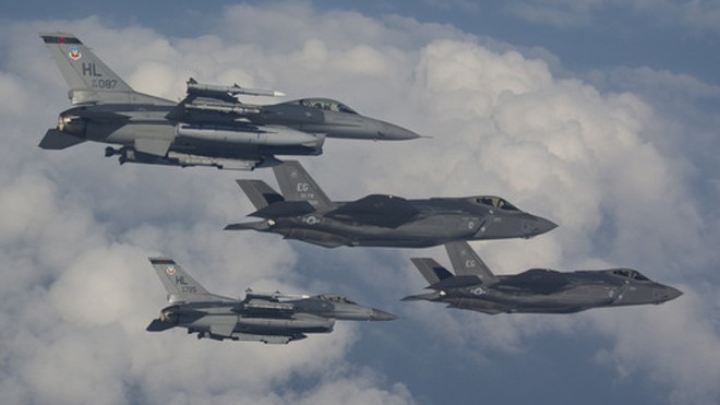 Hành trình phục hận của bại binh F-35 sau trận thua F-16 F-35 từng để thua áp đảo trước tiêm kích F-16 ra đời từ thập niên 1970. Ảnh: KPCW.