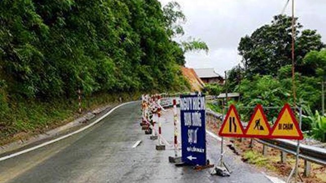 Quốc lộ nứt toác sau mưa bão Vết nứt xuất hiện trên Quốc lộ 217.