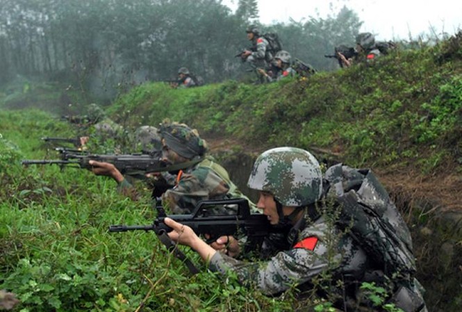 Binh sĩ Trung - Ấn 'nhìn nhau qua kính ngắm trên nòng súng' Ảnh: IndiaTVNews