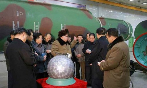Thu nhỏ đầu đạn hạt nhân: Không dễ đối với Triều Tiên Nhà lãnh đạo Triều Tiên Kim Jong-un bên cạnh một thiết bị hạt nhân. Ảnh: Reuters.