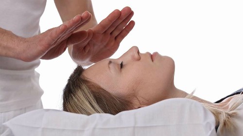 Vì sao không nên tự chữa ung thư theo cách dân gian? Ảnh: IFL.