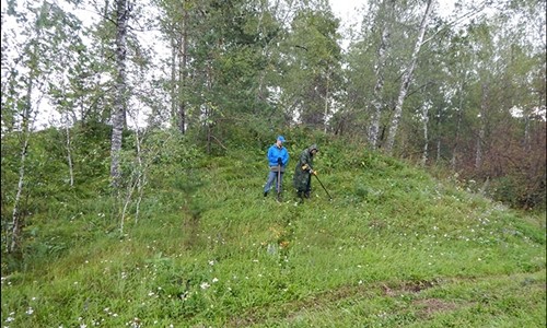 Phát hiện 'Vạn Lý Trường Thành' của Siberia Các nhà khoa học nghiên cứu những bức tường thành nằm dưới lớp đất dày. Ảnh: Andrey Borodovsky.