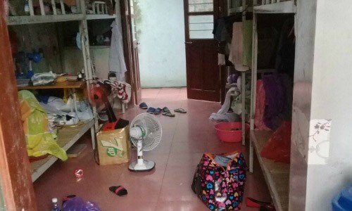 Nữ sinh Thái Nguyên than trời vì bạn cùng phòng kí túc xá quá bừa bộn Căn phòng ngổn ngang đồ đạc.