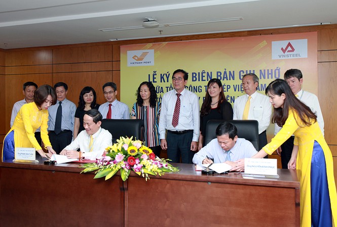 'Ông lớn' thép và bưu điện Việt Nam bắt tay hợp tác Tổng giám đốc Vietnam Post Phạm Anh Tuấn và Tổng giám đốc VNSteel Nguyễn Đình Phúc ký biên bản ghi nhớ giữa hai Tổng công ty.
