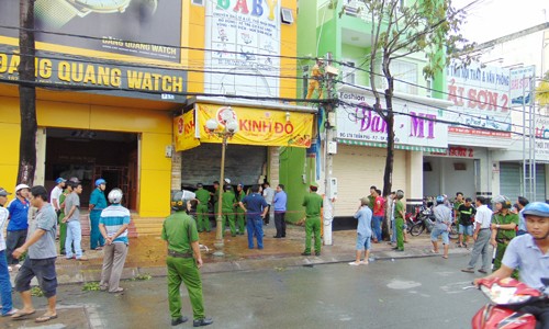 Ba người thoát chết trong căn nhà cao tầng phát hỏa Căn nhà ba tầng kinh doanh đồ chơi trẻ em bị cháy. Ảnh: Phúc Hưng.