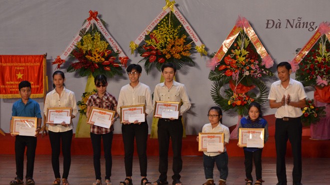 ĐH Duy Tân đón chào hơn 5.000 tân sinh viên Các bạn sinh viên có hoàn cảnh khó khăn nhận học bổng trong ngày khai giảng.