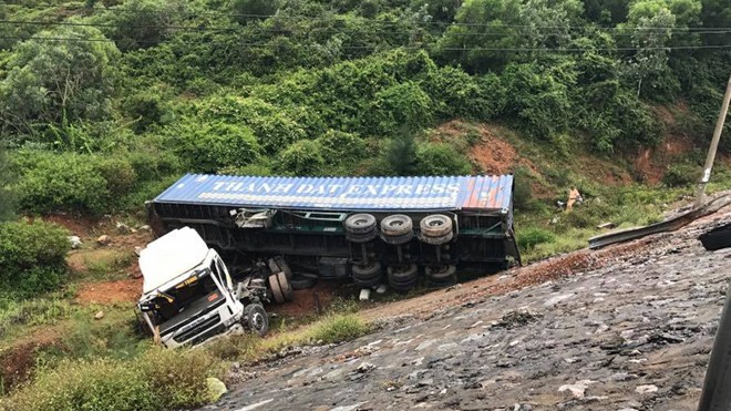 Xe container mất lái lao xuống vực, lái phụ xe văng ra ngoài Chiếc xe container lao xuống vực sâu khoảng 7m.